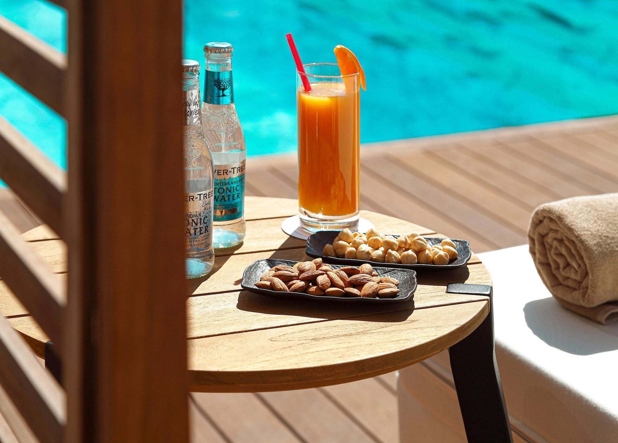 Hotel Wanda Vista Istanbul Exterior foto Poolside at the hotel