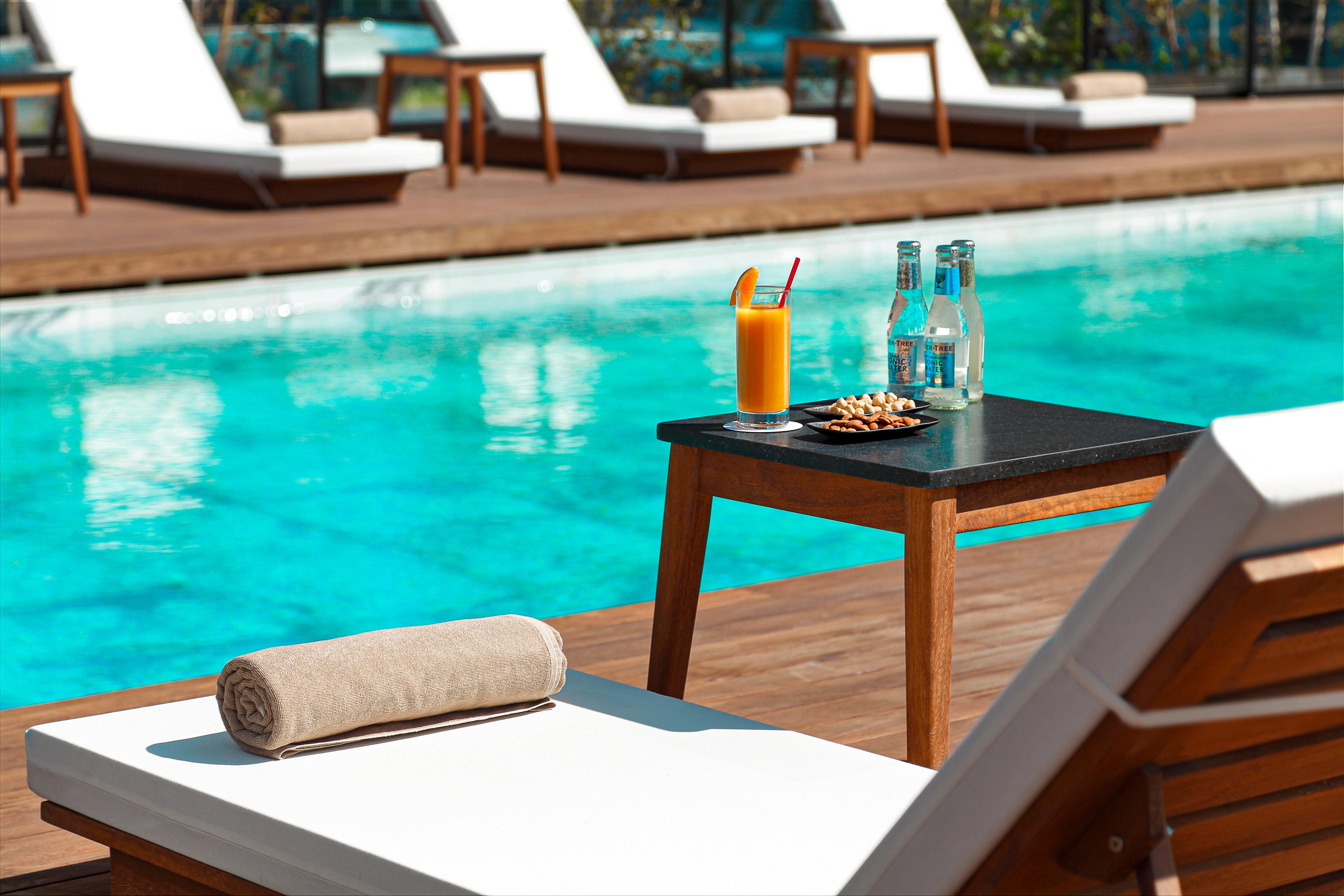 Hotel Wanda Vista Istanbul Exterior foto Pool at the hotel