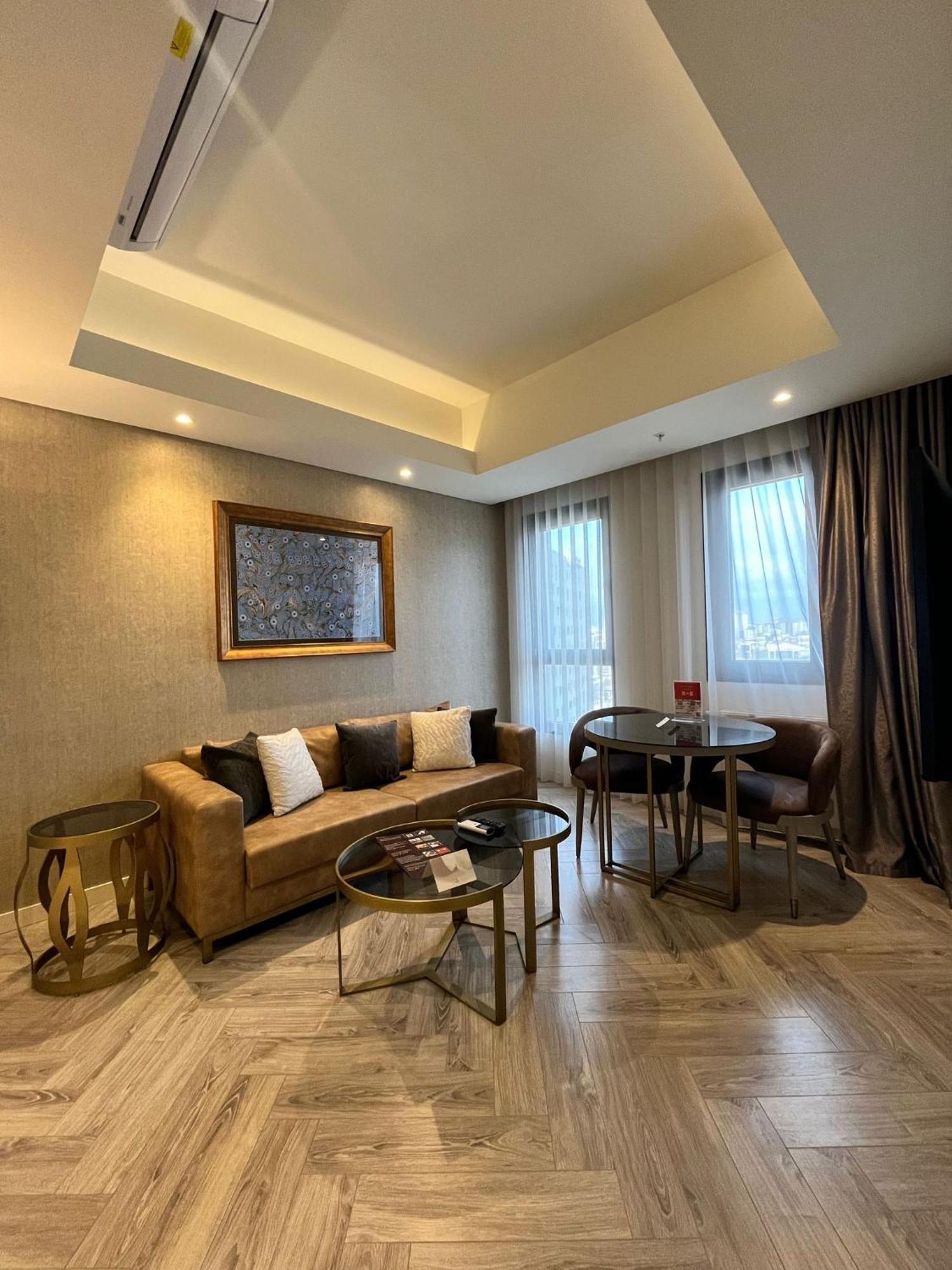 Hotel Wanda Vista Istanbul Exterior foto A living room in a suite at the hotel