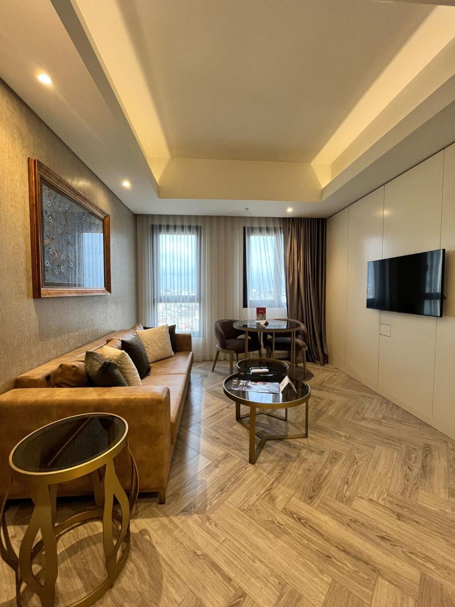 Hotel Wanda Vista Istanbul Exterior foto A living room in a 1-bedroom apartment at The Ritz-Carlton, Chengdu